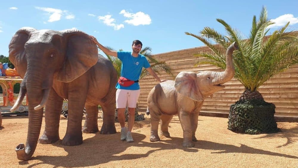 Joey avec les éléphants du petit train safari à Candyland Uzès