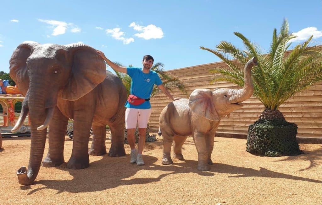 Joey avec les éléphants du petit train safari à Candyland Uzès